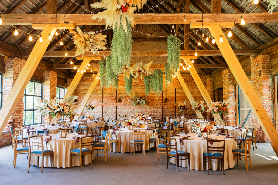 Sala weselna w stodole. Obiekt Lato to nowe miejsce na wesele w plenerze i wesele w stylu boho.