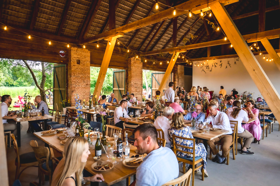 Impreza firmowa blisko natury - garden party z przyjaciółmi w Obiekt Lato.