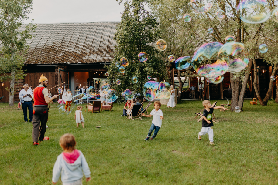 Impreza firmowa blisko natury - garden party z przyjaciółmi w Obiekt Lato.